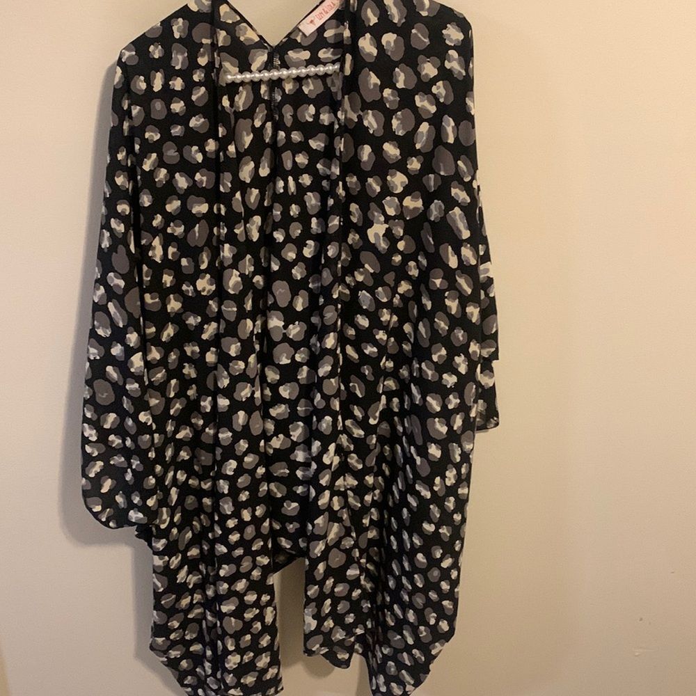 Izzy & Lola Kimono Cardigan M S Gray Black Cheetah Leopard Print Sheer Cover Up